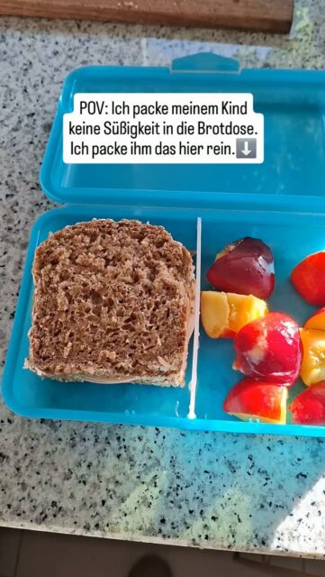 Jeden Morgen eine Minute Zeit für eine Nachricht, die den ganzen Tag hält.💫💫

Meine Kinder wissen: wenn sie die Brotdose öffnen, wartet dort mehr als nur das Essen. Eine kleine Karte mit einem Satz, der sagt: ich sehe dich, ich bin stolz auf dich, ich denke an dich, auch wenn wir getrennt sind.💚💚

Für Kinder ist das kein Kleinkram. In dem Moment, in dem sie am meisten mit anderen Kindern verglichen werden oder sich klein fühlen, holt so ein Satz sie zurück zu sich selbst.💫

Die Karten sind laminiert und abwaschbar, du kannst sie also immer wieder verwenden. Kein Wegwerfprodukt, sondern ein festes Ritual, das über Jahre mitwächst.🌿🌿🌿

Welche Botschaft würde dein Kind heute brauchen? Schreib's in die Kommentare ⬇️⬇️

#brotdosenkarten #achtsameerziehung #familienmomente #verbindungstattperfektion #kitastart schulstart ritualeimalltag kinderstärken montessorizuhause liebevollerzogen