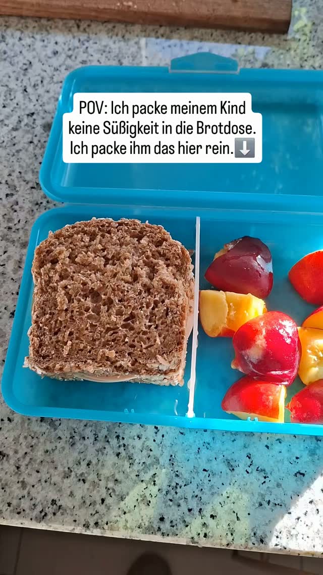 Jeden Morgen eine Minute Zeit für eine Nachricht, die den ganzen Tag hält.💫💫

Meine Kinder wissen: wenn sie die Brotdose öffnen, wartet dort mehr als nur das Essen. Eine kleine Karte mit einem Satz, der sagt: ich sehe dich, ich bin stolz auf dich, ich denke an dich, auch wenn wir getrennt sind.💚💚

Für Kinder ist das kein Kleinkram. In dem Moment, in dem sie am meisten mit anderen Kindern verglichen werden oder sich klein fühlen, holt so ein Satz sie zurück zu sich selbst.💫

Die Karten sind laminiert und abwaschbar, du kannst sie also immer wieder verwenden. Kein Wegwerfprodukt, sondern ein festes Ritual, das über Jahre mitwächst.🌿🌿🌿

Welche Botschaft würde dein Kind heute brauchen? Schreib's in die Kommentare ⬇️⬇️

#brotdosenkarten #achtsameerziehung #familienmomente #verbindungstattperfektion #kitastart schulstart ritualeimalltag kinderstärken montessorizuhause liebevollerzogen