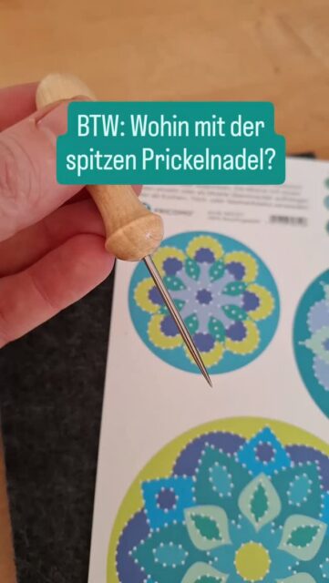 BTW – wohin mit der spitzen Prickelnadel?

Diese Frage bekomme ich ständig gestellt, vor allem von Erzieherinnen und Lehrkräften.

Im Kindergarten oder in der Grundschule prickeln oft 10, 15, 20 Kinder gleichzeitig. Am Ende der Stunde liegen die Nadeln lose auf den Tischen, in Kisten oder Federmäppchen. Bei so vielen Kindern in der Gruppe ist das ein Risiko, das niemand braucht.

Deshalb gibt's den PRICOMO® Prickelnadelständer. Für 12 oder 23 Nadeln, passend für kleine und große Gruppen in Kita, Grundschule oder Betreuung. Jede Nadel steckt fest an ihrem Platz, ist griffbereit und sofort wieder einsatzbereit für die nächste Stunde.

Beide Größen jetzt im Shop, Link in der Bio. Holt euch den Nadelständer für eure Gruppe, bevor die nächste Nadel zwischen Tischen und Kinderfüßen verschwindet.😄

12 oder 23, welche Größe braucht ihr für eure Gruppe? Schreibt's in die Kommentare.⬇️⬇️

#prickeln  #familienmomente #bastelnmitkindern #pricomo #ordnung