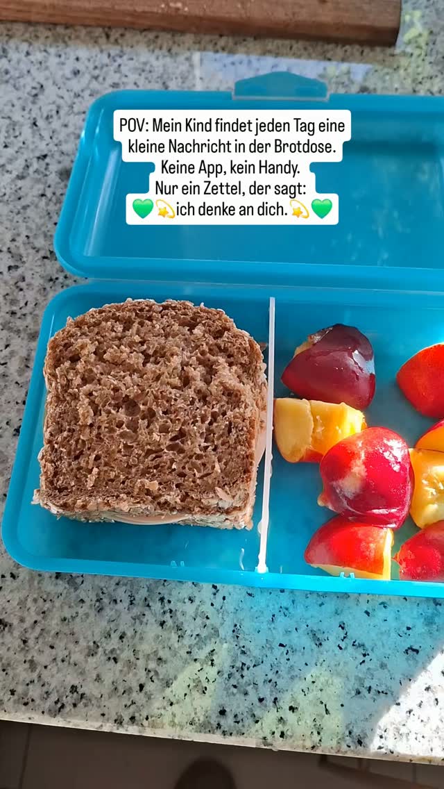 Jeden Morgen eine Minute Zeit für eine Nachricht, die den ganzen Tag hält.💫💫

Meine Kinder wissen: wenn sie die Brotdose öffnen, wartet dort mehr als nur das Essen. Eine kleine Karte mit einem Satz, der sagt: ich sehe dich, ich bin stolz auf dich, ich denke an dich, auch wenn wir getrennt sind.💚💚

Für Kinder ist das kein Kleinkram. In dem Moment, in dem sie am meisten mit anderen Kindern verglichen werden oder sich klein fühlen, holt so ein Satz sie zurück zu sich selbst.💫💚

Die Karten sind laminiert und abwaschbar, du kannst sie also immer wieder verwenden. Kein Wegwerfprodukt, sondern ein festes Ritual, das über Jahre mitwächst.🌿🌿🌿

Welche Botschaft würde dein Kind heute brauchen? Schreib's in die Kommentare⬇️⬇️

#brotdosenkarten #achtsameerziehung #familienmomente #verbindungstattperfektion #kitastart schulstart ritualeimalltag kinderstärken montessorizuhause liebevollerzogen